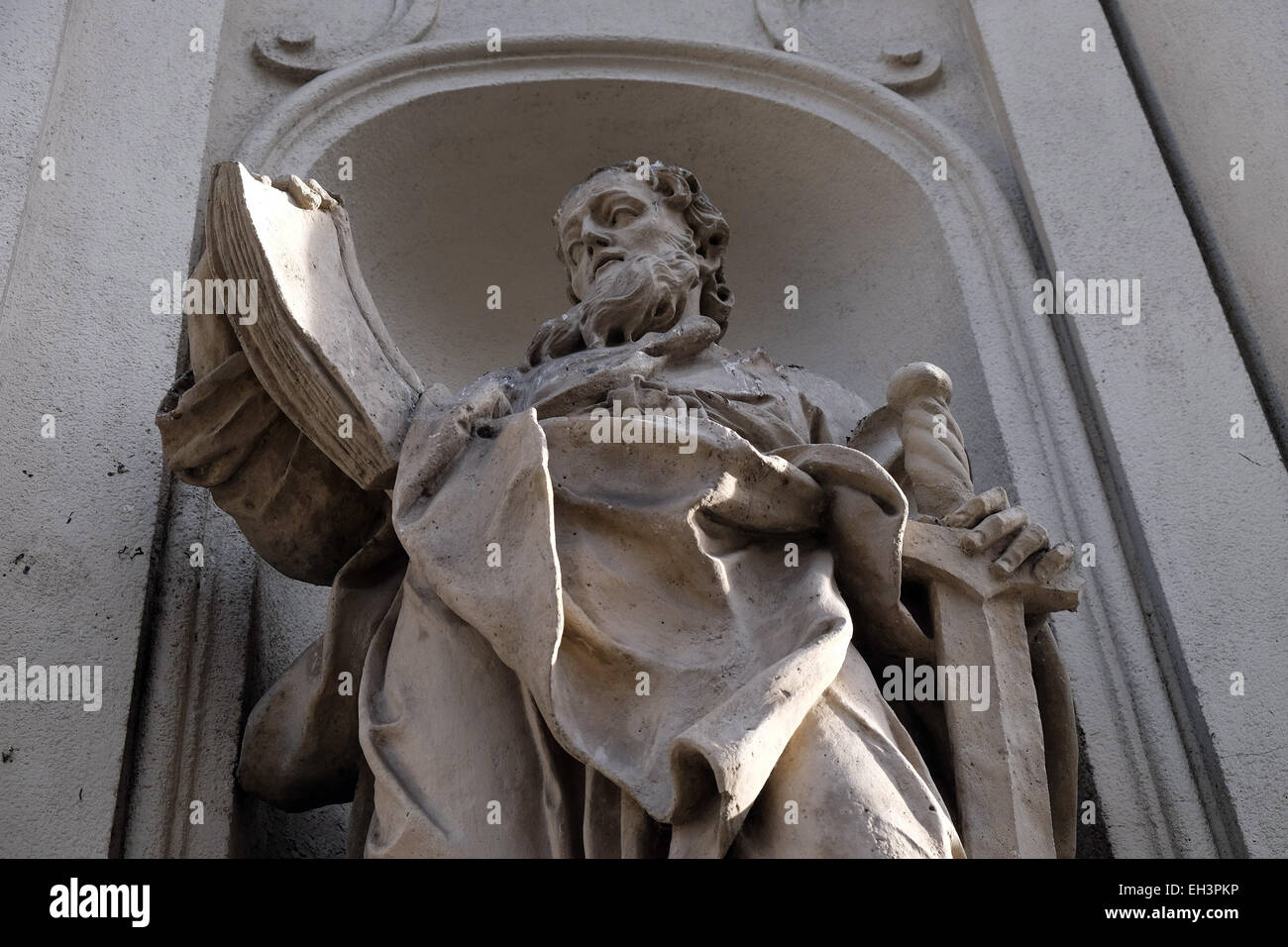 Saint Paul der Apostel an der Fassade der Pfarrkirche des Heiligen Blutes in Graz, Steiermark, Österreich am 10. Januar 2015. Stockfoto