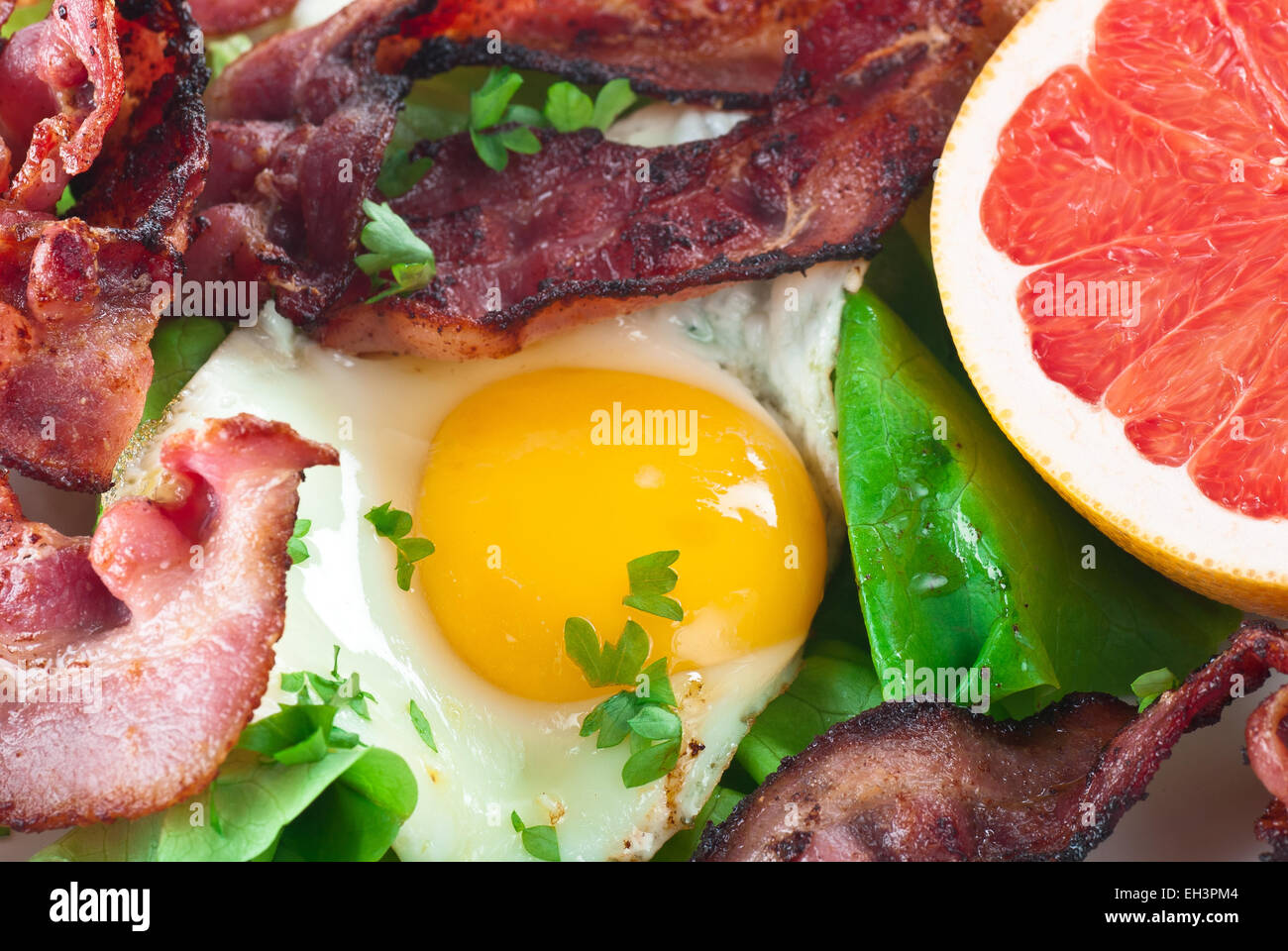 Spiegelei mit Speck, Salat und Grapefruit Stockfotografie - Alamy
