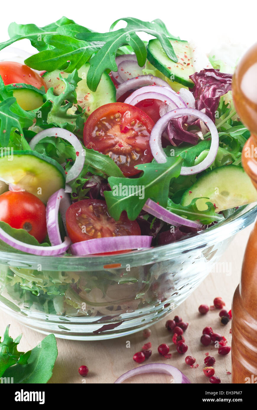 Frischer gemischter Salat.  Cherry-Tomaten, spanische Zwiebeln und Gurken. Stockfoto