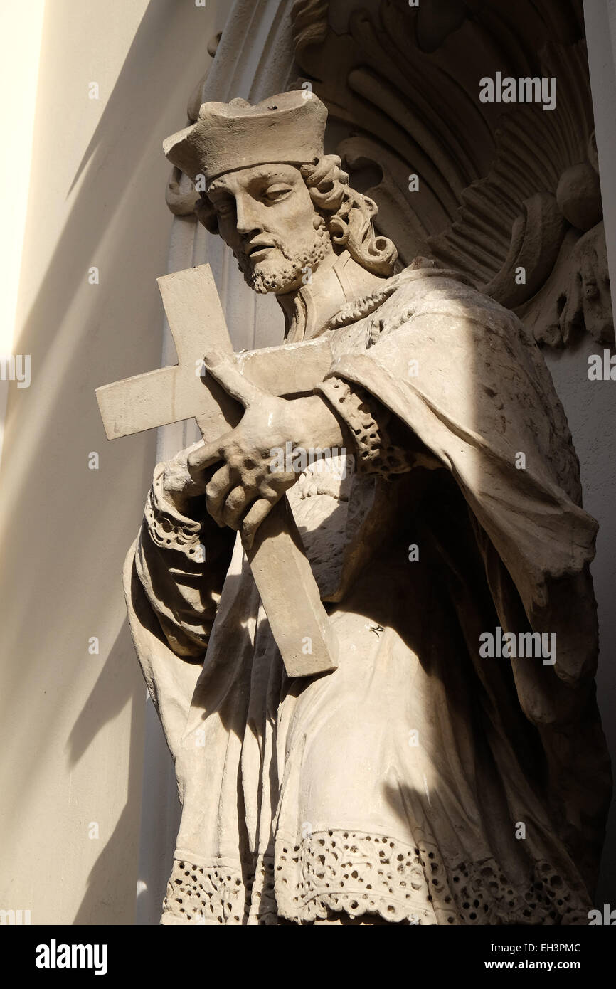 Heiligen Johannes von Nepomuk an der Fassade der Pfarrkirche des Heiligenblut in Graz, Steiermark, Österreich am 10. Januar 2015. Stockfoto