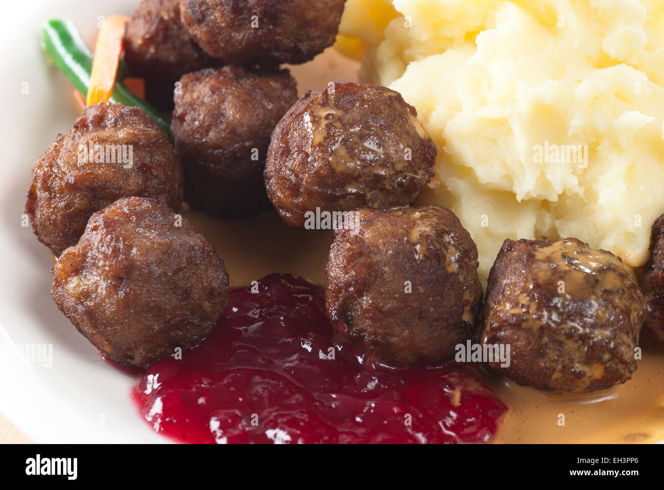 Frikadellen mit Kartoffelpüree, braun-Sahne-Sauce und Preiselbeeren ...