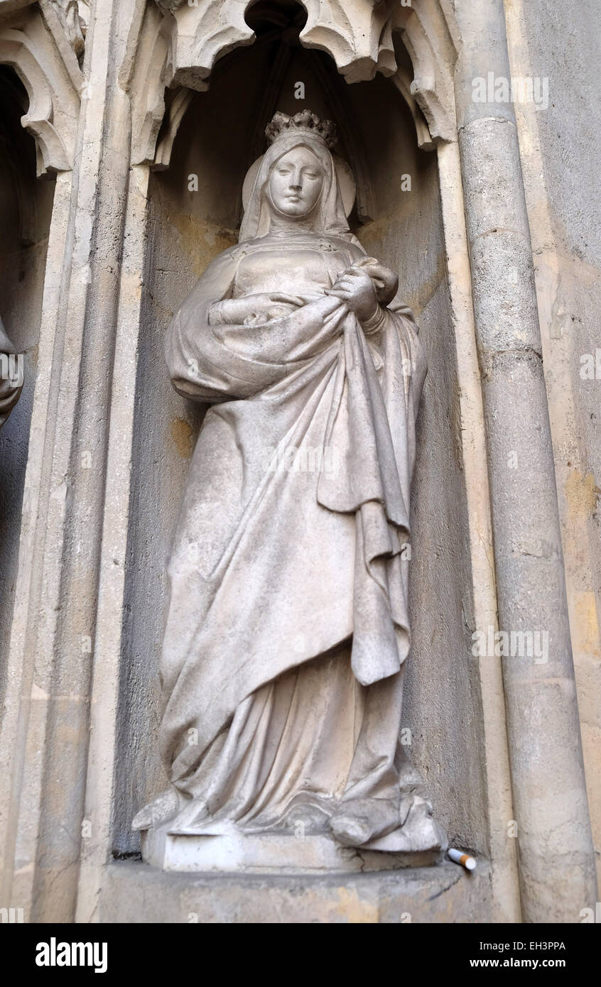 Statue auf dem Portal der Pfarrkirche des Heiligenblut in Graz, Steiermark, Österreich am 10. Januar 2015. Stockfoto