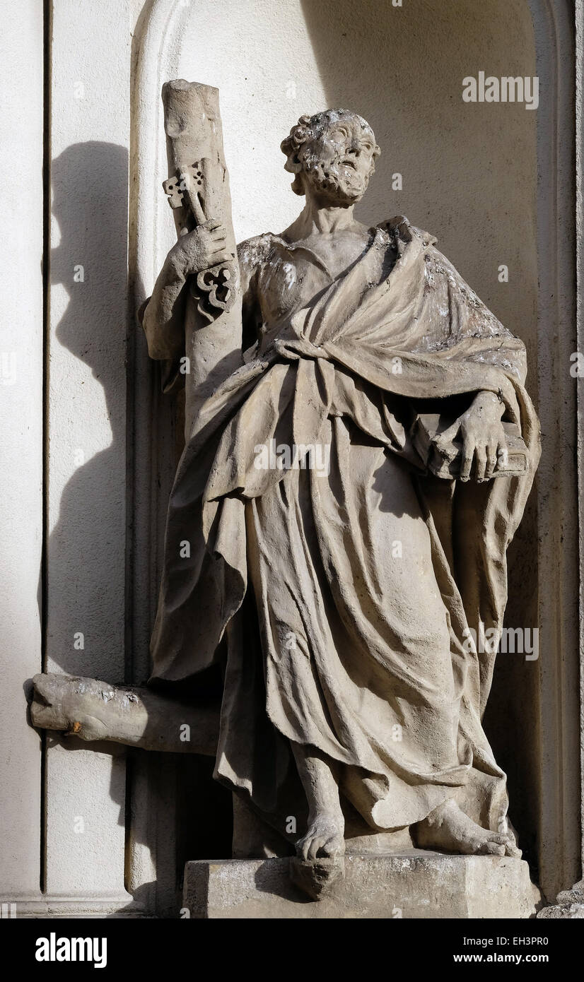Saint Peter der Apostel an der Fassade der Pfarrkirche des Heiligen Blutes in Graz, Steiermark, Österreich am 10. Januar 2015. Stockfoto