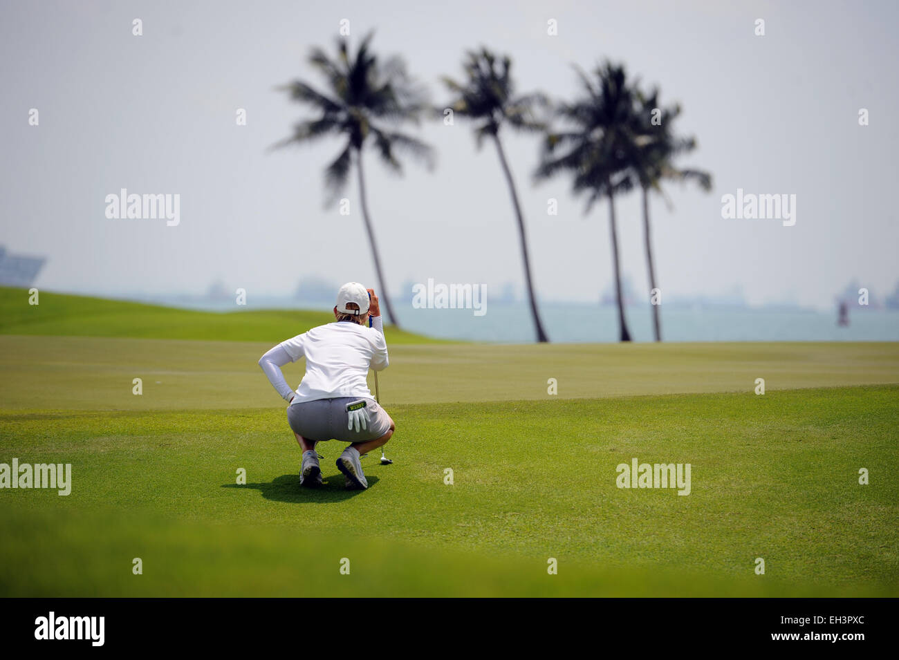 Singapur. 6. März 2015. Karrie Webb von Australien konkurriert, während der zweite Tag-Match des Jahres 2015 HSBC Women Champions golf-Turnier in Singapur Sentosa Golf Club Serapong Platz, 6. März 2015. Bildnachweis: Dann Chih Wey/Xinhua/Alamy Live News Stockfoto