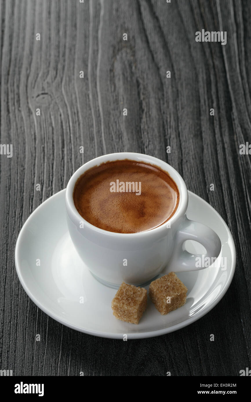 Tasse frisch zubereiteten Espresso auf Holzplatte Stockfoto