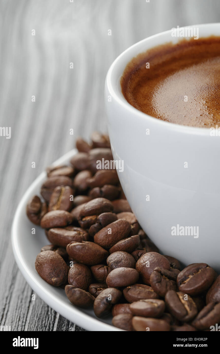 Tasse frisch zubereiteten Espresso auf Holzplatte Stockfoto