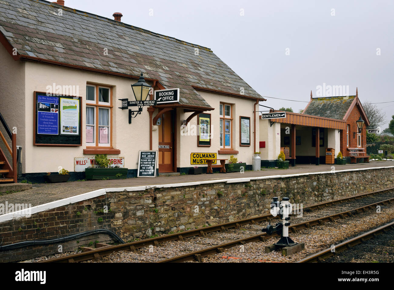 Altes Bahnhofsgebäude, blaue Anker West Somerset Railway Stockfoto