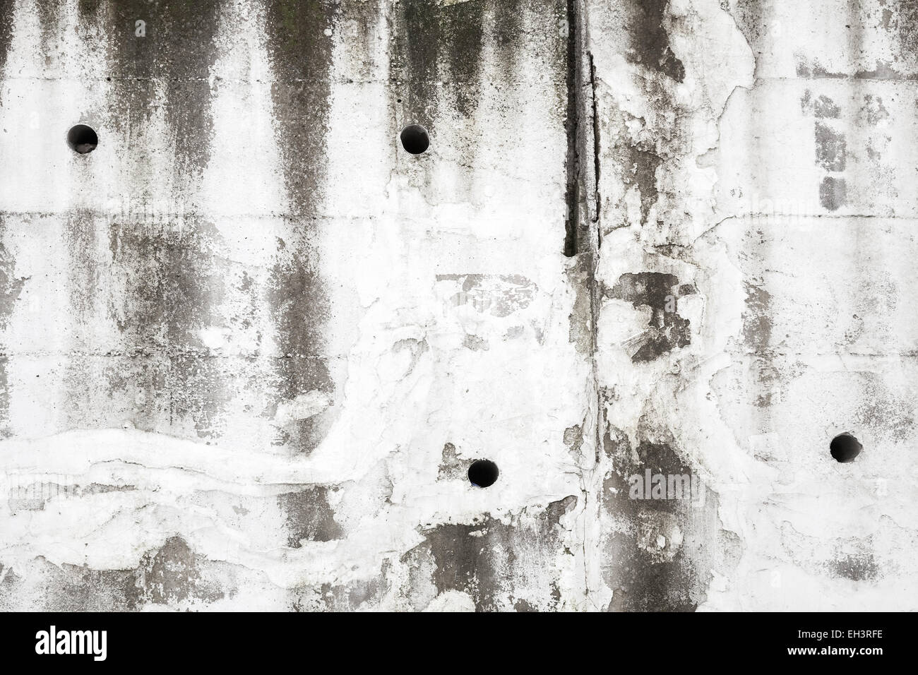 Alte weiße Betonwand mit Löchern, Foto Hintergrundtextur Stockfoto