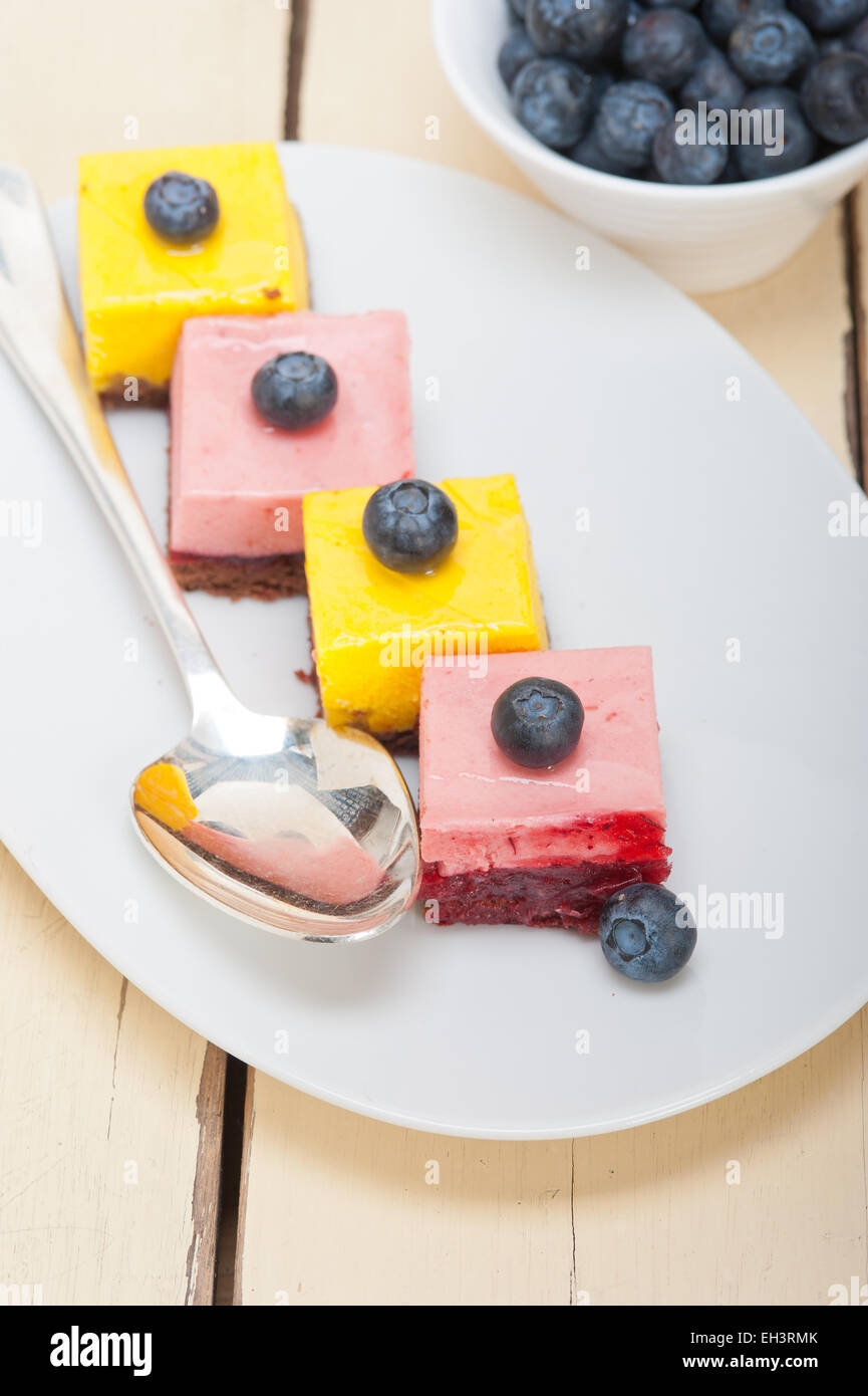 frische Erdbeeren und Mango-Mousse-Dessert-Torte mit Heidelbeeren Stockfoto