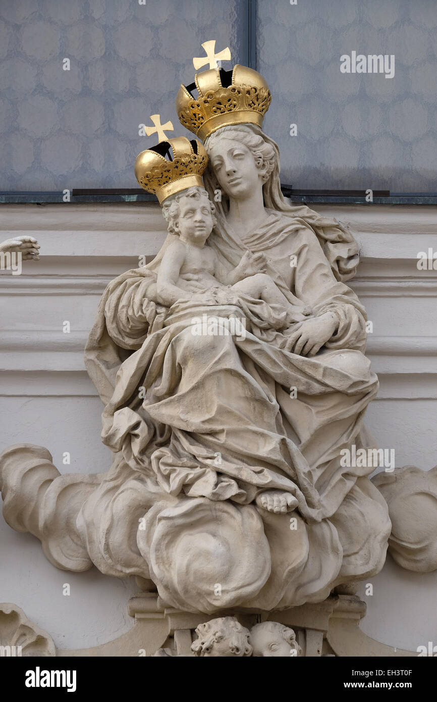 Jungfrau Maria mit dem Jesuskind auf dem Portal der Kirche Mariahilf in Graz, Steiermark, Österreich am 10. Januar 2015. Stockfoto