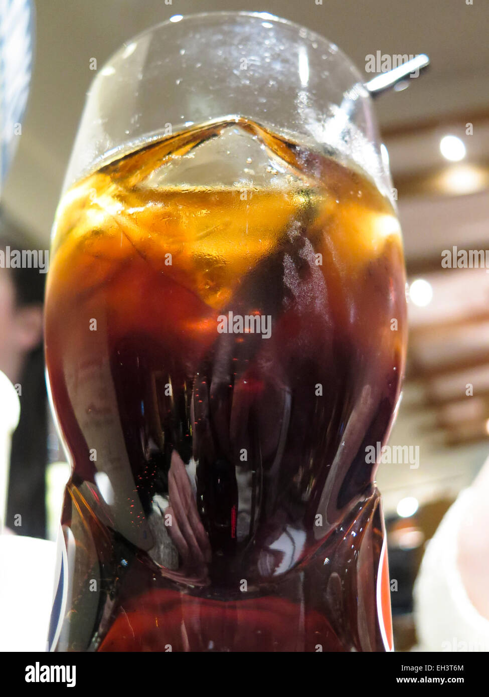 Glas Cola mit Eis und Stroh Stockfoto