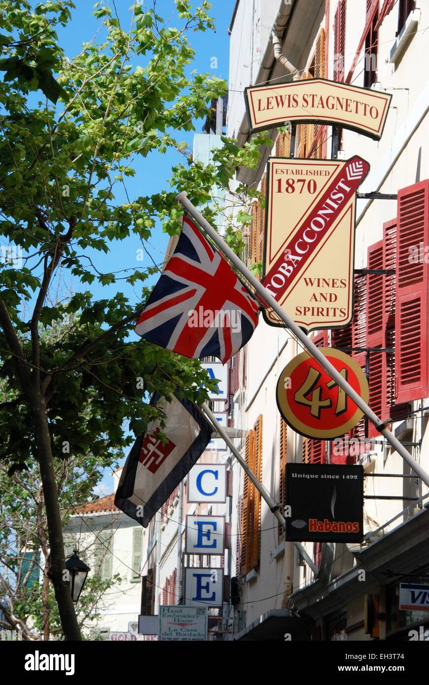 Ladenschilder und britische Flagge am Gebäude entlang der Main Street, Gibraltar, Großbritannien, Westeuropa. Stockfoto