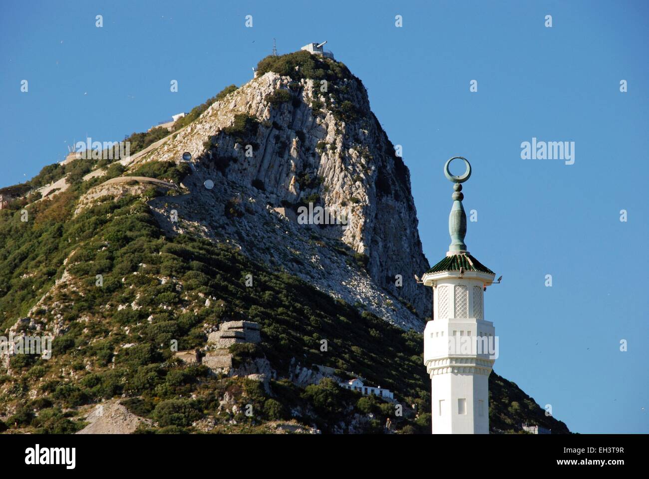 König Fahd Bin Abdul Aziz Al Saud Moschee Turmspitze mit dem Felsen auf der Rückseite, Gibraltar, Großbritannien, Westeuropa. Stockfoto