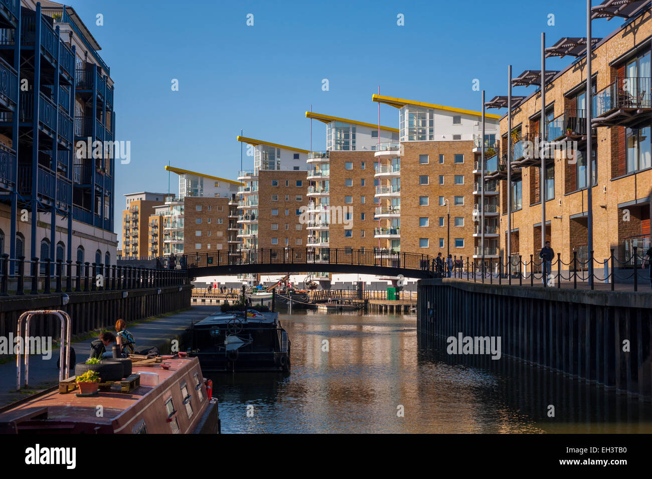 Boote und Gebäude entlang der Limehouse Schnitt Kanal Ost-London. Stockfoto