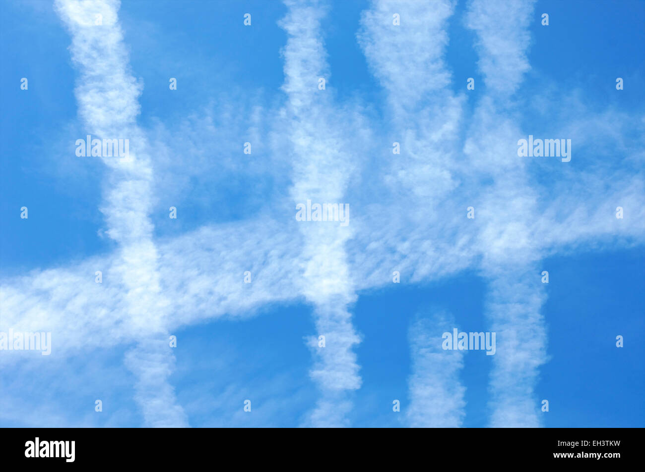 Blauer Himmel mit Chemtrails hinterlassen Flugzeuge in der Luft ber einen  blauen Himmel mit knstlichen Wolken mit toxischen Metallen und Chemikalien  Stockfotografie - Alamy