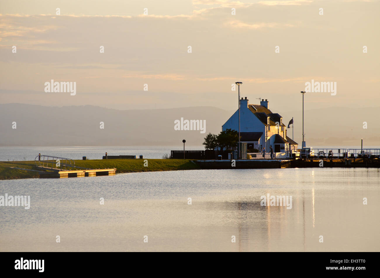 Schleusenwärter-Haus am Beauly Firth am Ende der Caledonian Canal, Clachnaharry, Inverness, Schottland Stockfoto