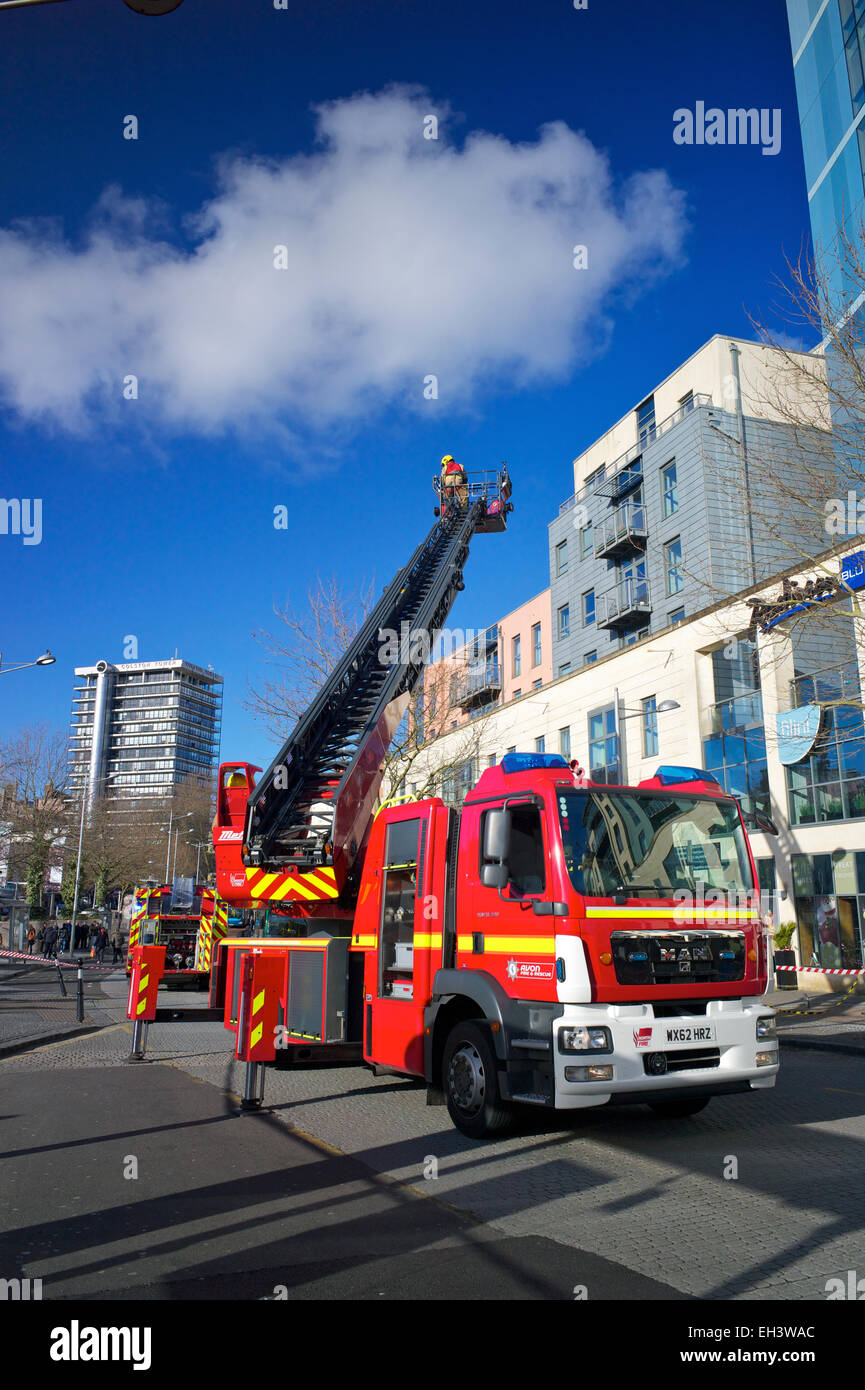 Ein Feuer-Service-Drehleiter im Einsatz bei einem Vorfall, UK Stockfoto