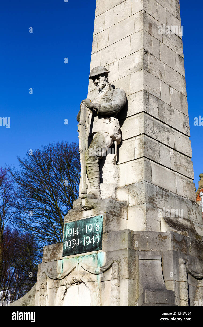 Ein Mahnmal, das beide Weltkriege zeigt einen Soldaten mit einem Gewehr mit Kopf gebeugt Stockfoto