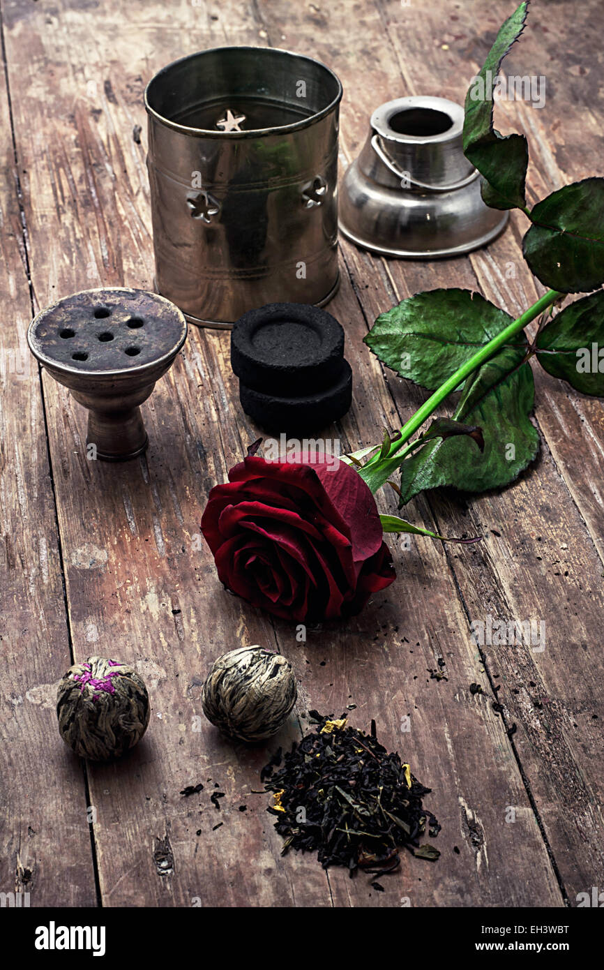 Details Shisha und trockenen Elite Tee Blätter auf hölzernen Hintergrund. Die getönten Bild Stockfoto