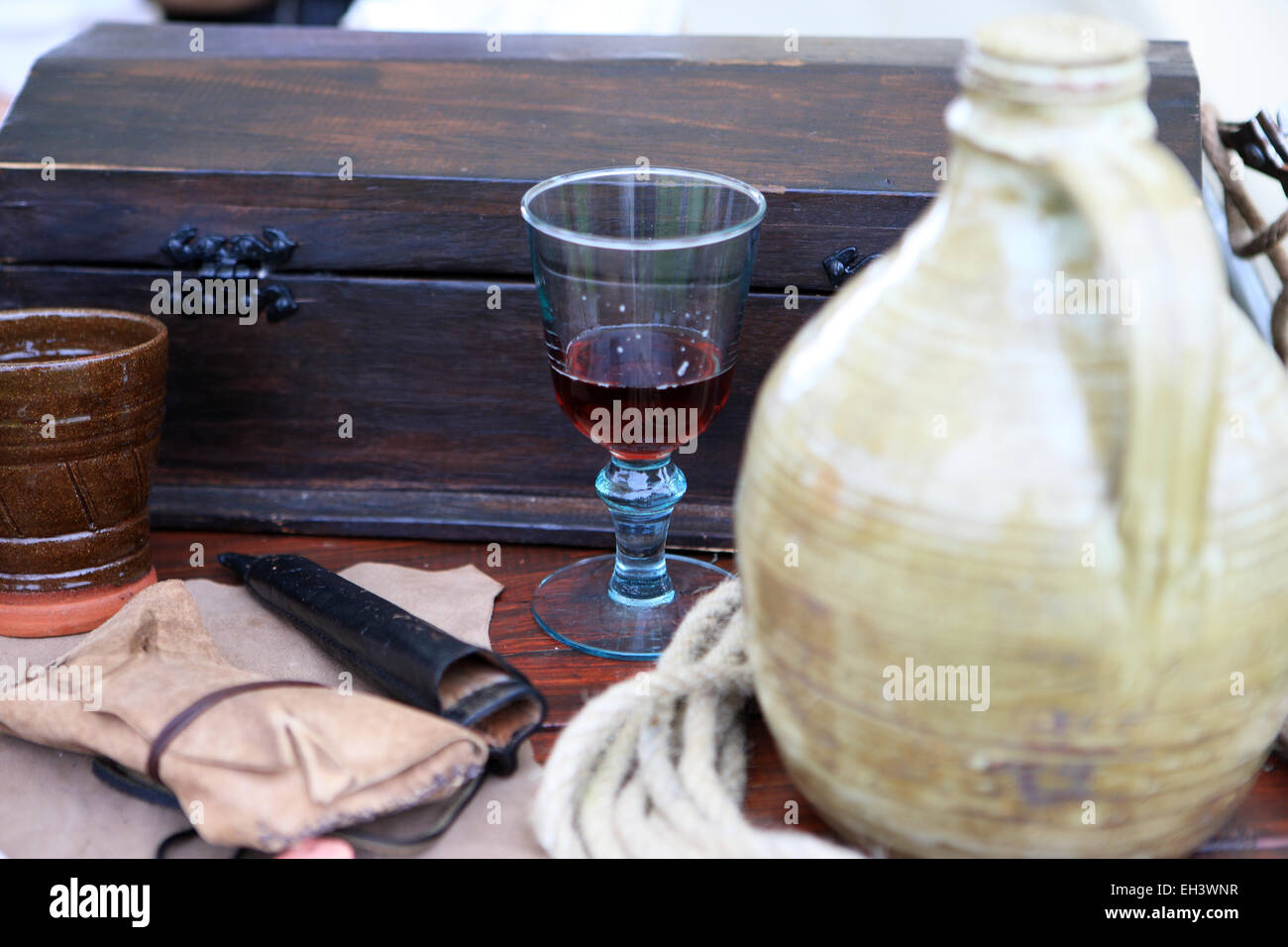Artikel auf bei Re-Enactment - Holzkiste, Wein Karaffe und Becher, Seil und Beutel Stockfoto