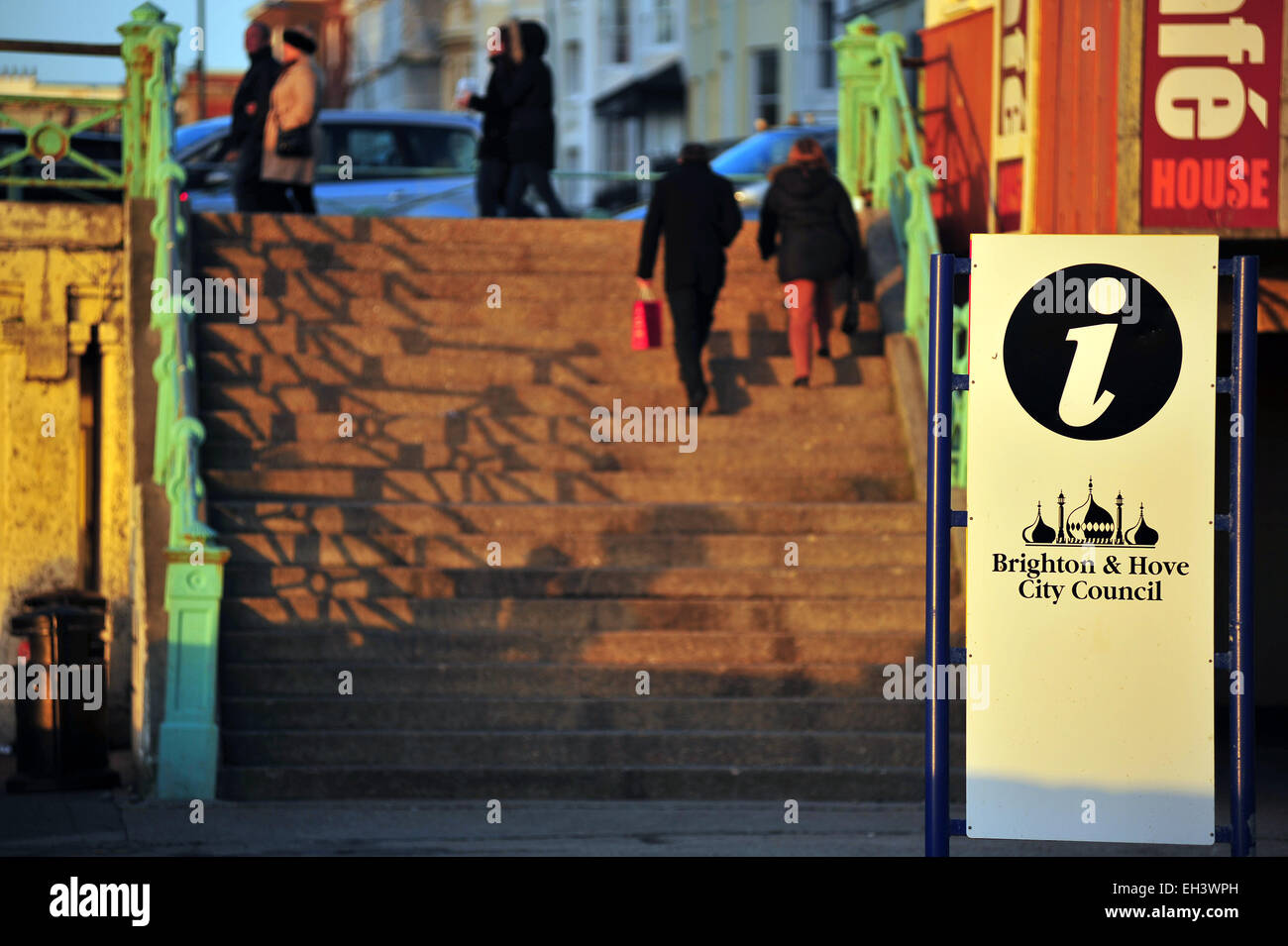 Die Menschen gehen Meer Stufen durch eine Informationstafel Brighton und Hove City Council. Stockfoto