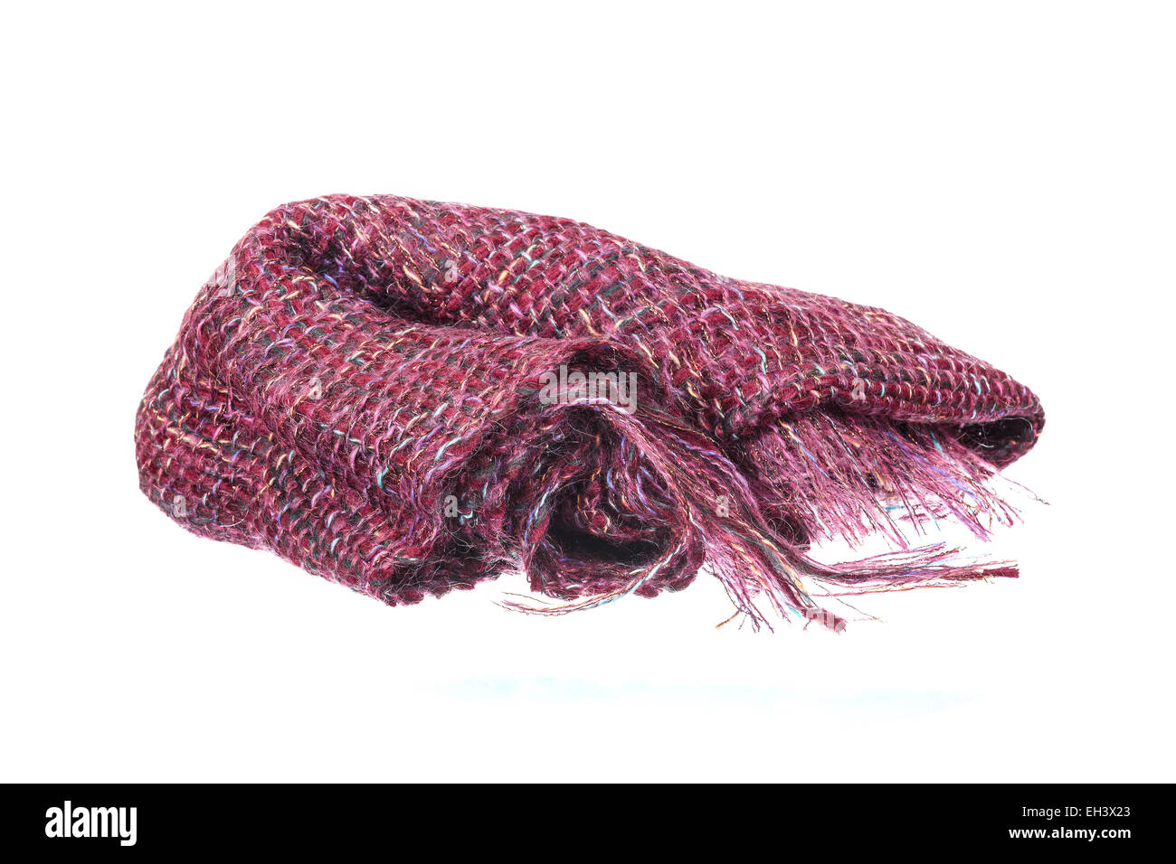 Bunte handgemachte rote Krawatte oder Schal aus Wolle gestrickte Stoff isoliert auf weißem Hintergrund. Sauberes Studio-Shooting der fe Stockfoto