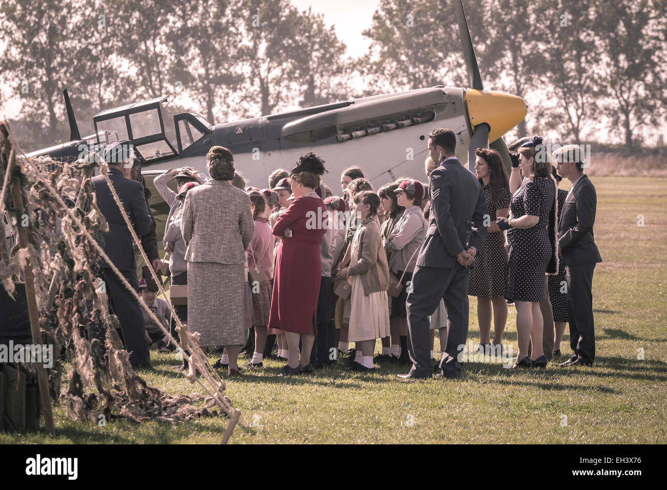 Dem zweiten Weltkrieg Re-Enactment mit Piloten und Schulparty, warten auf Aktion bei 2014 Goodwood Revival Meeting, Sussex, UK. Stockfoto