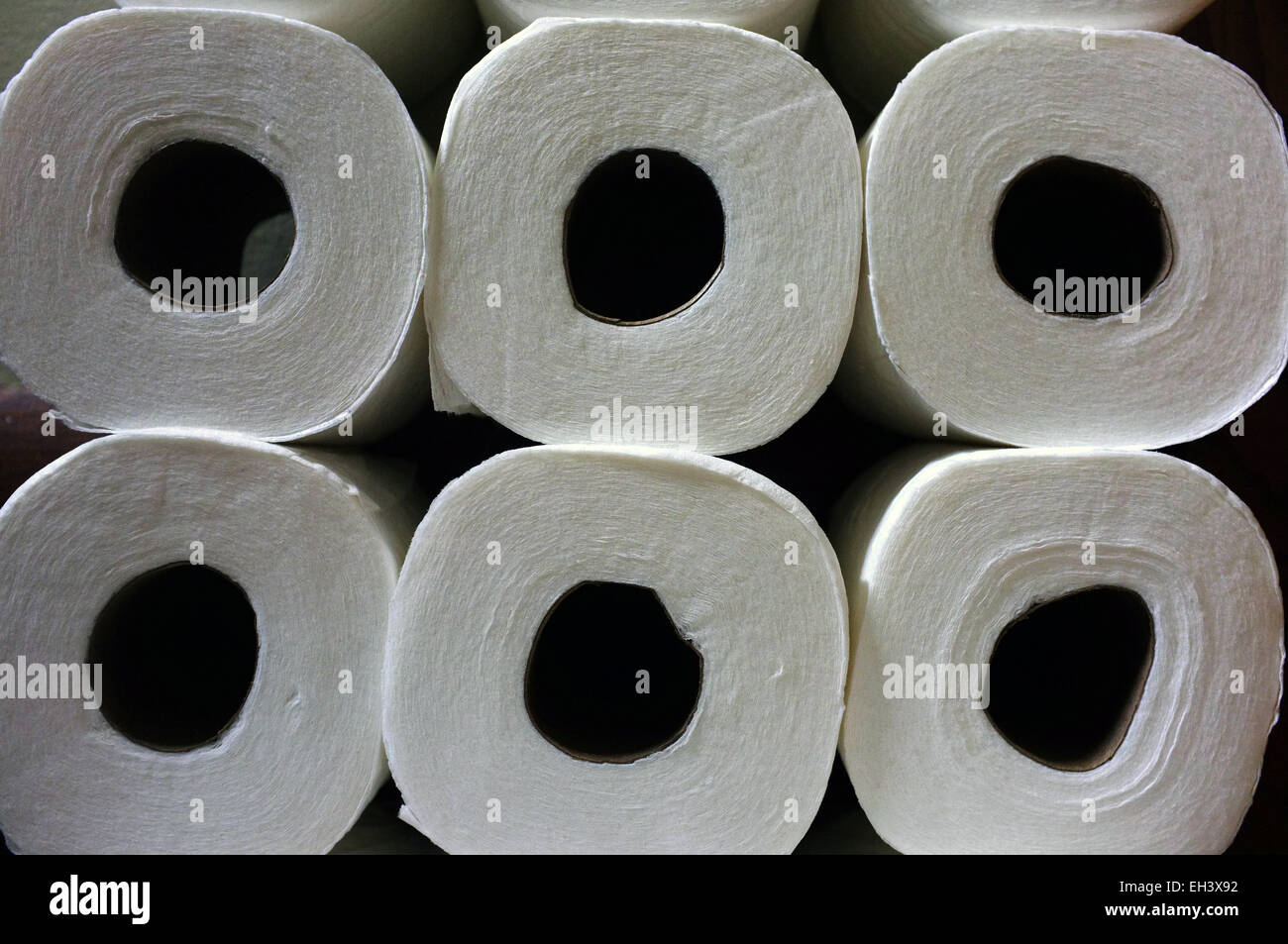 Ein Haufen von WC-Papier Rollen. Stockfoto