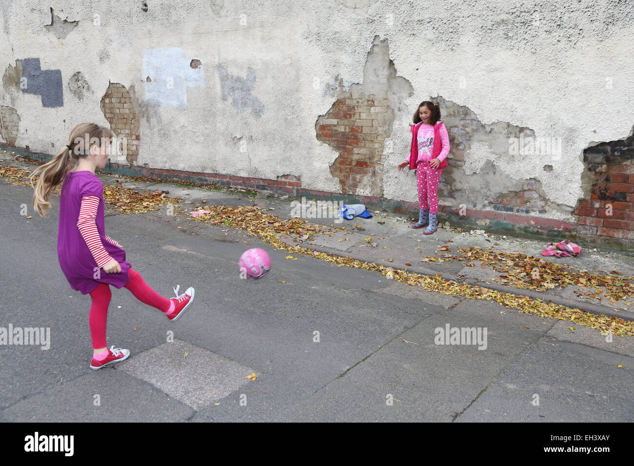 Mädchen spielen Fußball in der Street - Modell veröffentlicht Stockfoto