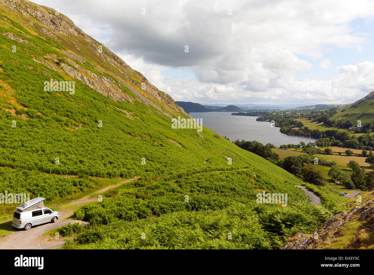 T5 Pop Top Wohnmobil mit erhöhten Blick auf Ullswater Seenplatte Cumbria England UK von Hallin fiel im Sommer Stockfoto