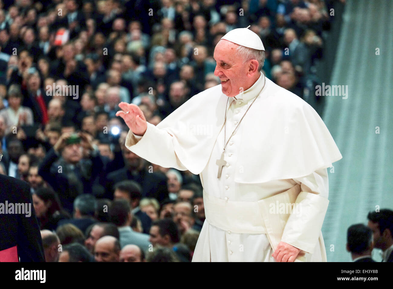 Vatikan-Stadt. 6. März 2015. Francis Papst trifft die Kinder der Schulen der Jesuiten in Nervi Halle Credit: wirklich Easy Star/Alamy Live News Stockfoto