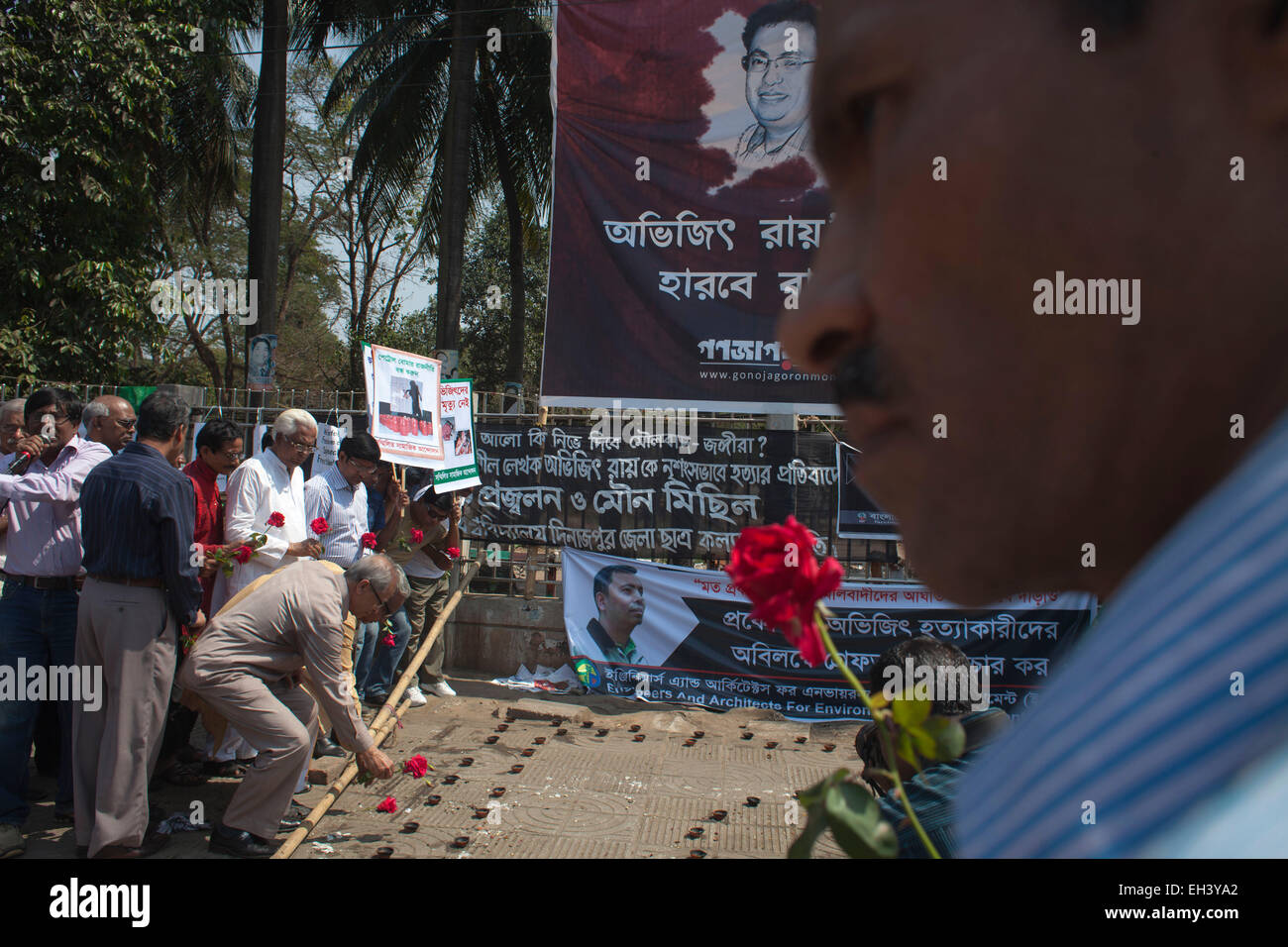 Dhaka, Bangladesch. 6. März 2015. Bangladesch-Aktivisten warten zu zahlen die letzte Ehre getöteten US-Blogger von Bangladeshi Ursprung und Gründer der Mukto-Mona (Free-Geist) Blog-Site, Avijit Roy in Dhaka, nachdem er am 26. Februar von unbekannten Angreifern in der Hauptstadt von Bangladesch zu Tode gehackt wurde. Ein FBI-Team angekommen in Dhaka zu untersuchen, der American-Bangladeshi Autor grausame Tötung Credit: Zakir Hossain Chowdhury Zakir/Alamy Live-Nachrichten Stockfoto