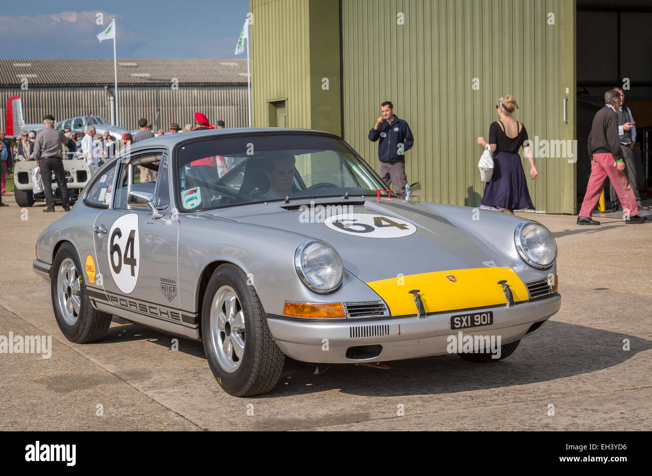 1964 Porsche 901 mit Fahrer Andrew Smith, Fordwater Trophy Rennen Teilnehmer, 2014 Goodwood Revival, Sussex, UK. Stockfoto