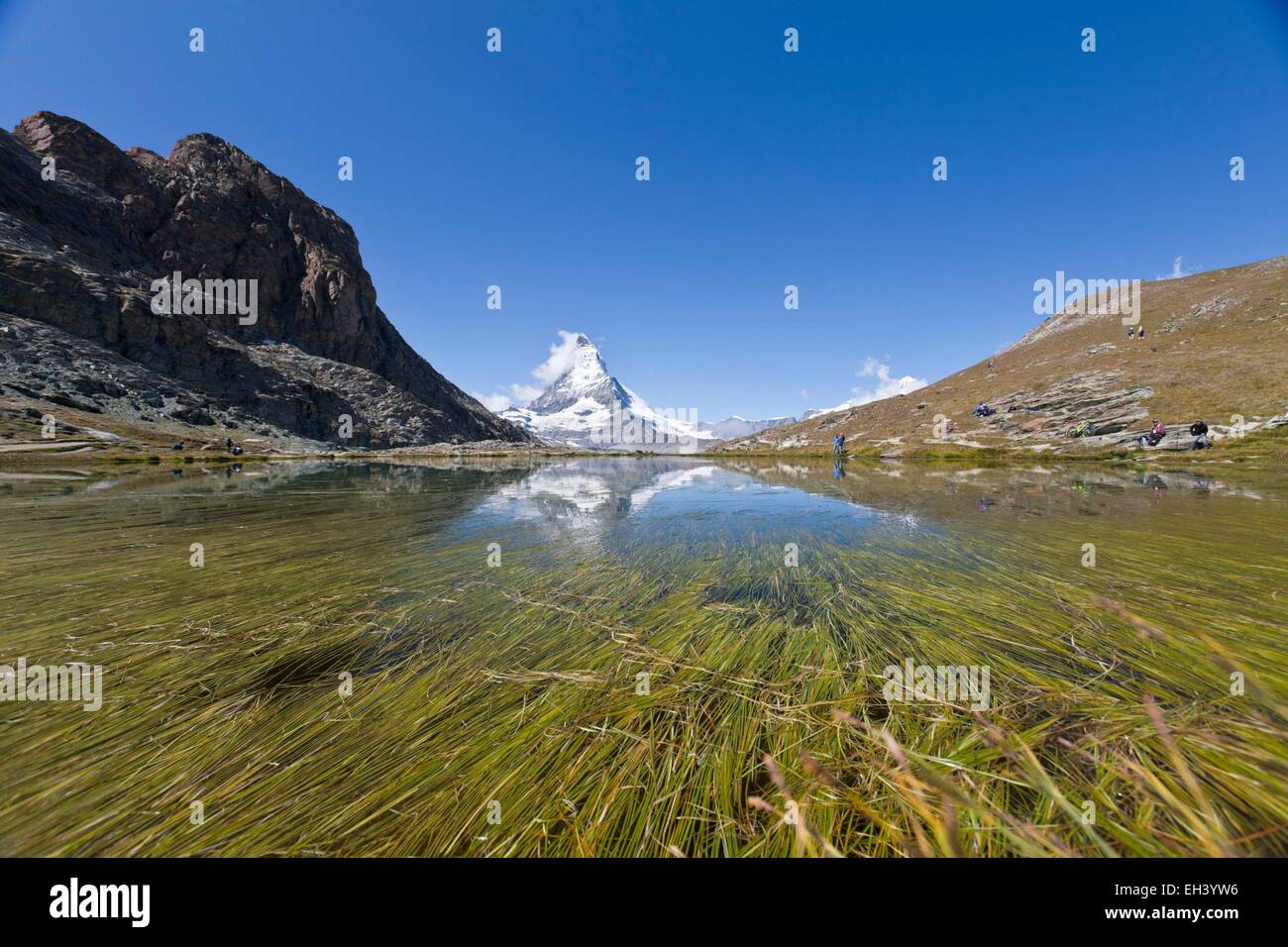 Schweiz, Kanton Wallis, Zermatt, das Matterhorn (4478m) vom See Riffelsee Stockfoto