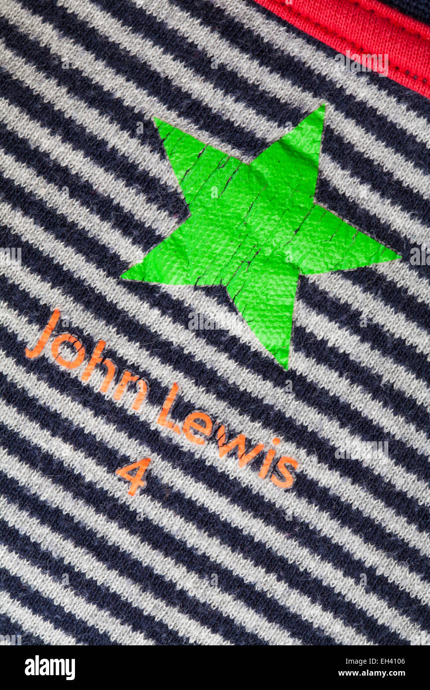 John Lewis und grüne Sterne gestempelt in des Kindes oberste Kleidungsstück, Teil der Pyjama set Stockfoto