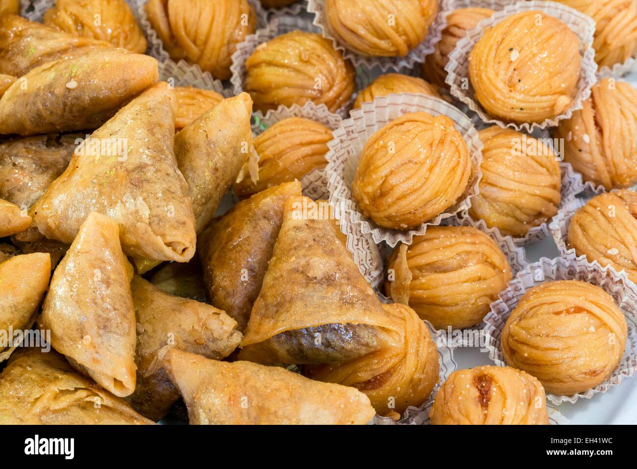 Marokko, hoher Atlas, Marrakesch Gueliz, rue De La Liberte, Gebäck Chez Mme Alami (Al Jawda) Briouates mit Honig und gefüllt mit marzipan Stockfoto