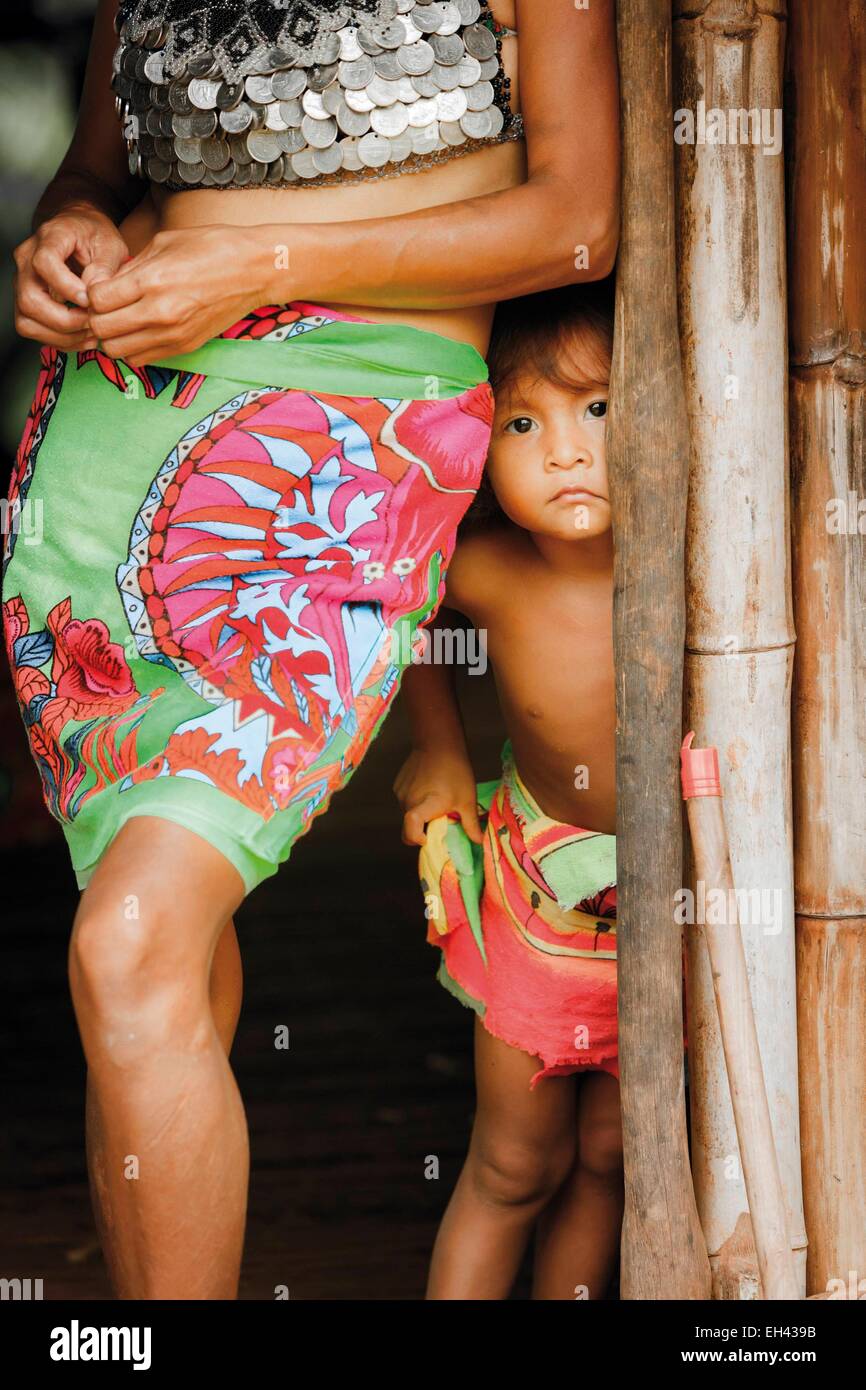 Panama, Darien Provinz Darien National Park, Weltkulturerbe der UNESCO, Embera Indianergemeinde, Portrait eines kleinen einheimischen jungen Embera bei seiner Großmutter Stockfoto