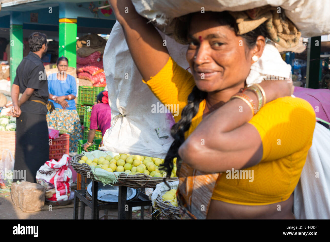 Indische Frauen Arbeiter auf einem Gemüsemarkt Stockfoto