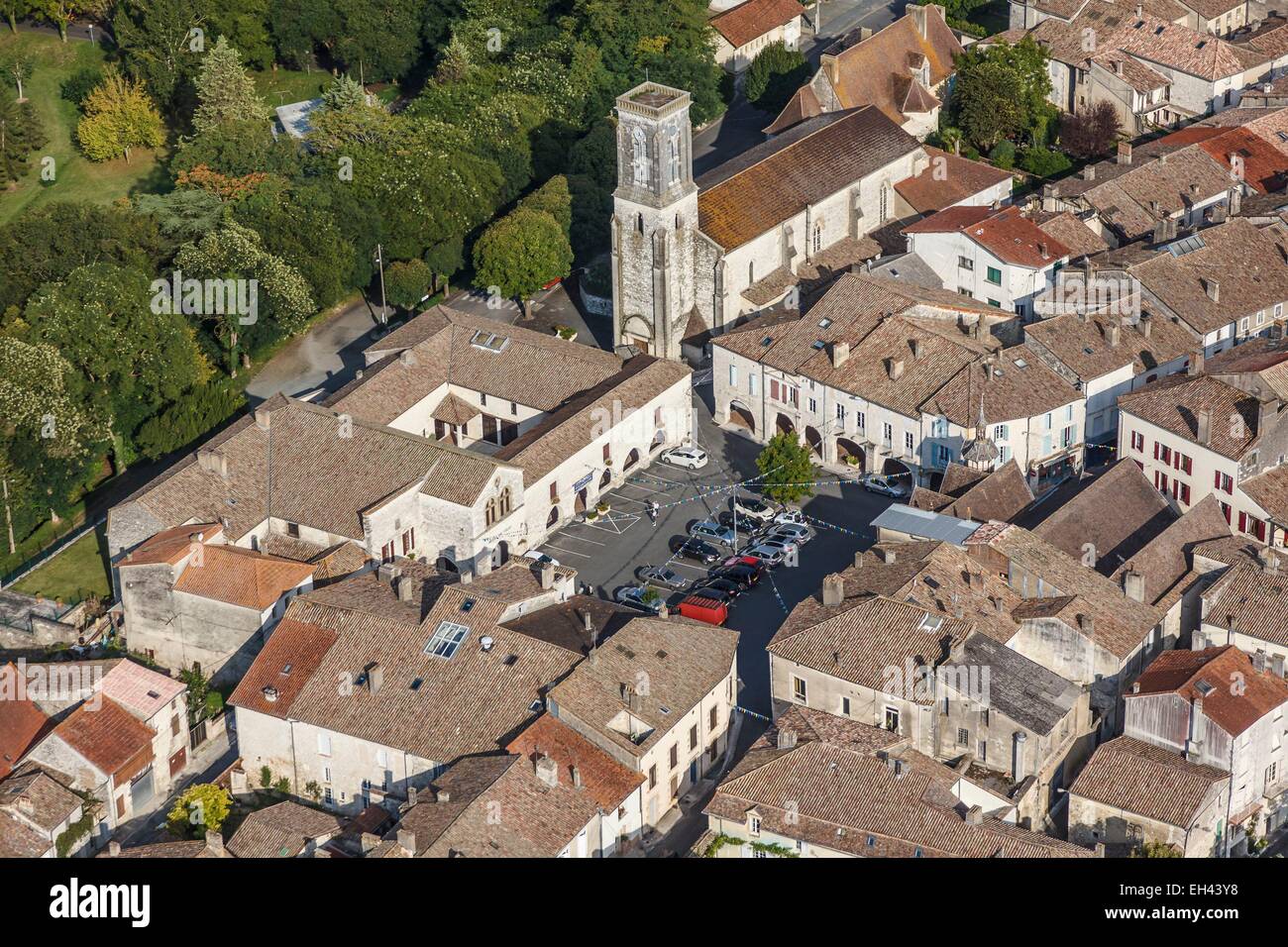Frankreich, Lot et Garonne, Castillonnes, 13. Jh. ummauerten Stadt, die Kirche und das Quadrat (Luftbild) Stockfoto