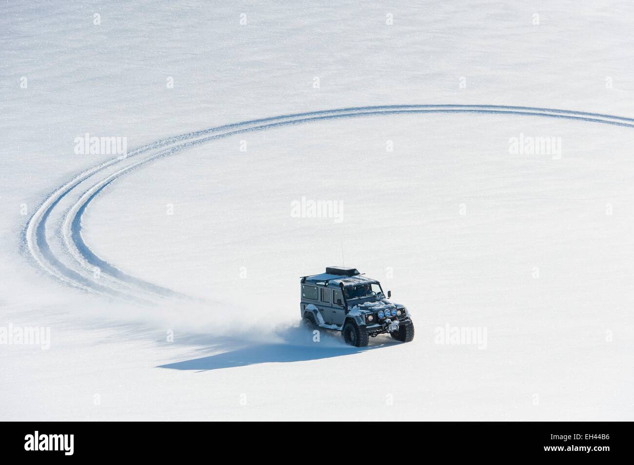 Island, Sudurland Region, Landmannalaugar, super-Jeep im Winter im Schnee Stockfoto