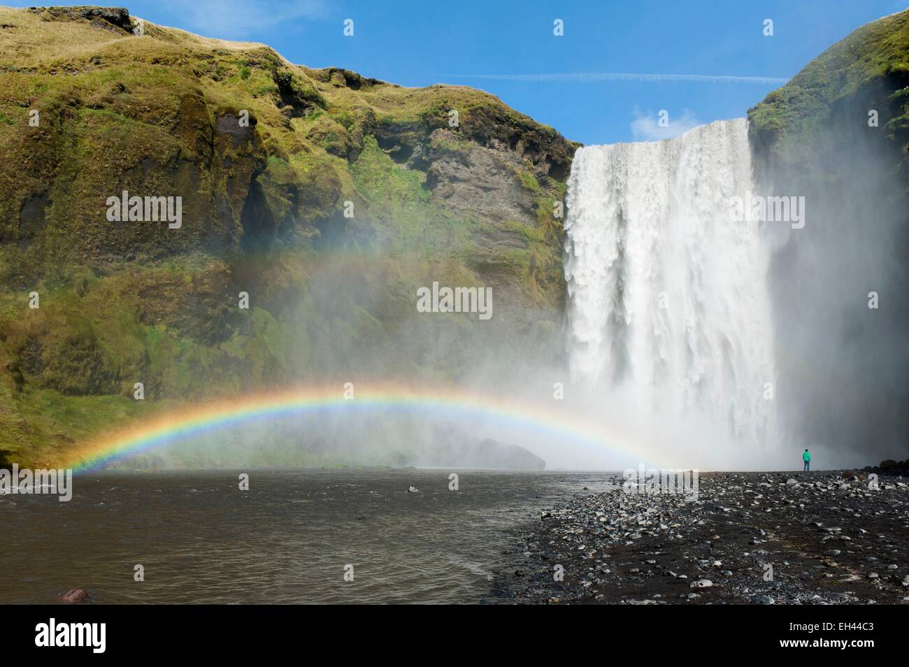 Skogafoss Wasserfall Islands, Sudurland, mit Regenbogen Stockfoto