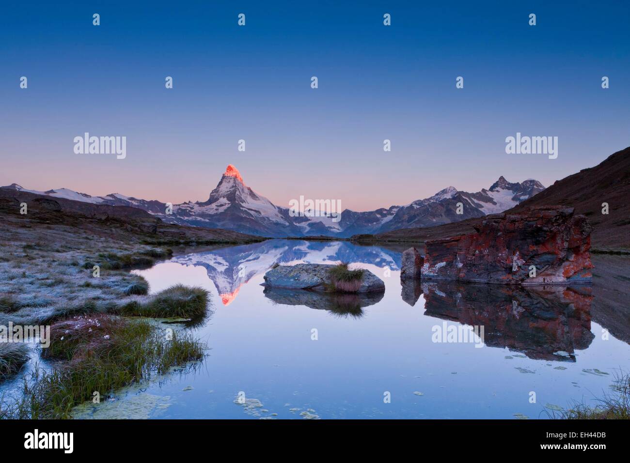 Schweiz, Kanton Wallis, Zermatt, das Matterhorn (4478m) vom See Stellisee Stockfoto