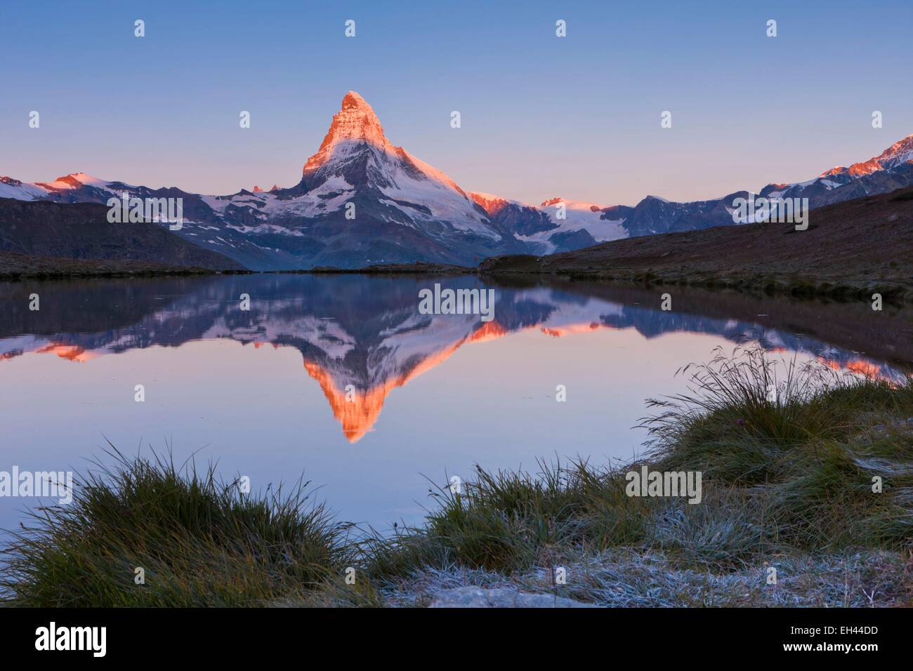 Schweiz, Kanton Wallis, Zermatt, das Matterhorn (4478m) vom See Stellisee Stockfoto