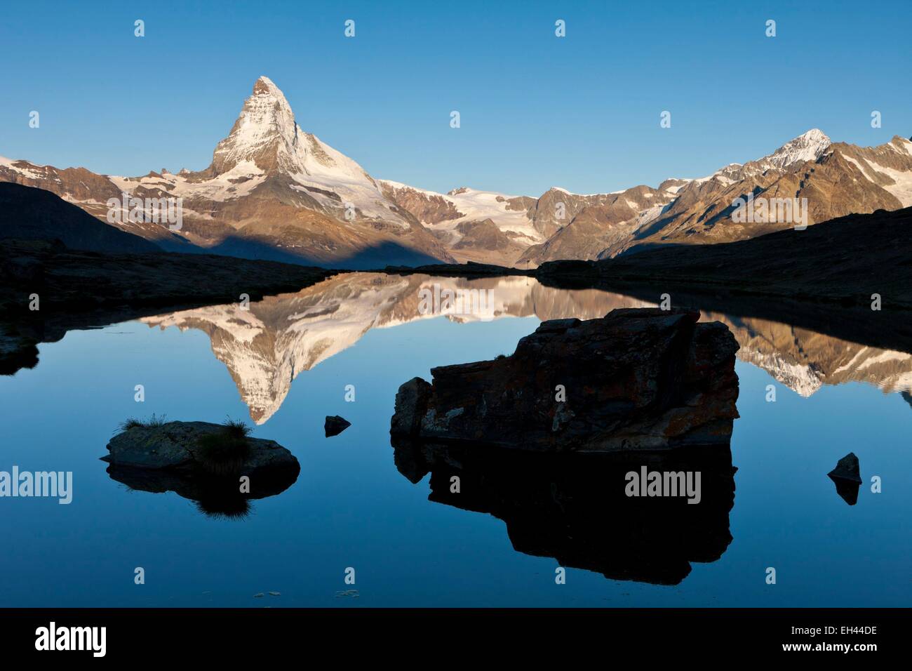 Schweiz, Kanton Wallis, Zermatt, das Matterhorn (4478m) vom See Stellisee Stockfoto