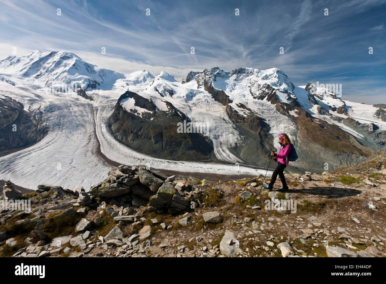 Schweiz, Kanton Wallis, Zermatt, Wanderer vor Monte Rosa (4634 m) und den Gornergrat-Gletscher (Herr A01) Stockfoto