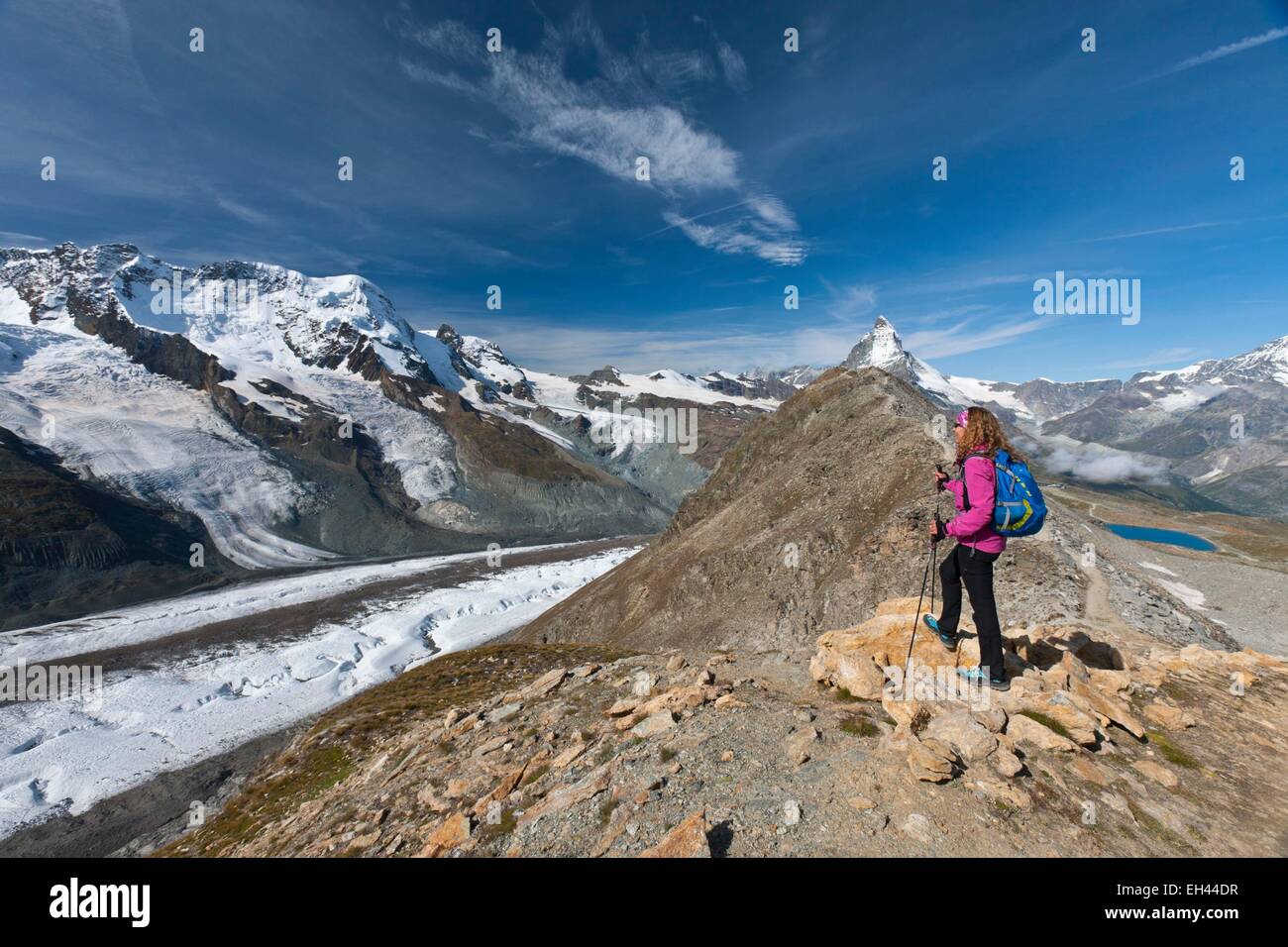 Schweiz, Kanton Wallis, Zermatt, Wanderer auf einem Trail am Gornergrat Stockfoto