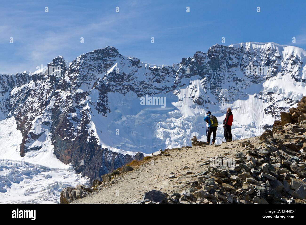 Schweiz, Kanton Wallis, Zermatt, Wanderer auf einem Pfad am Gornergrat Stockfoto