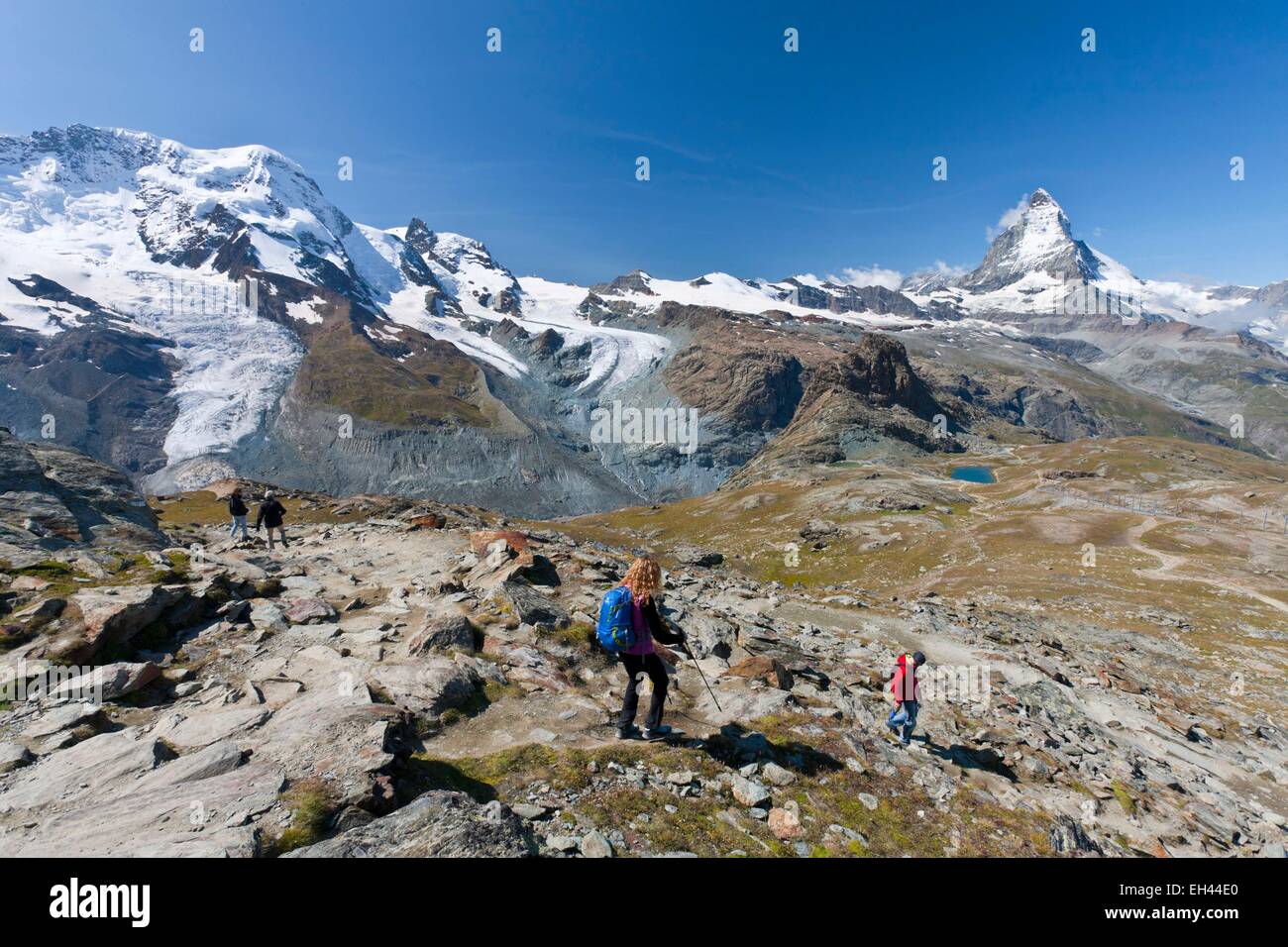 Schweiz, Kanton Wallis, Zermatt, Wanderer auf einem Pfad am Gornergrat gegenüber dem Matterhorn Stockfoto
