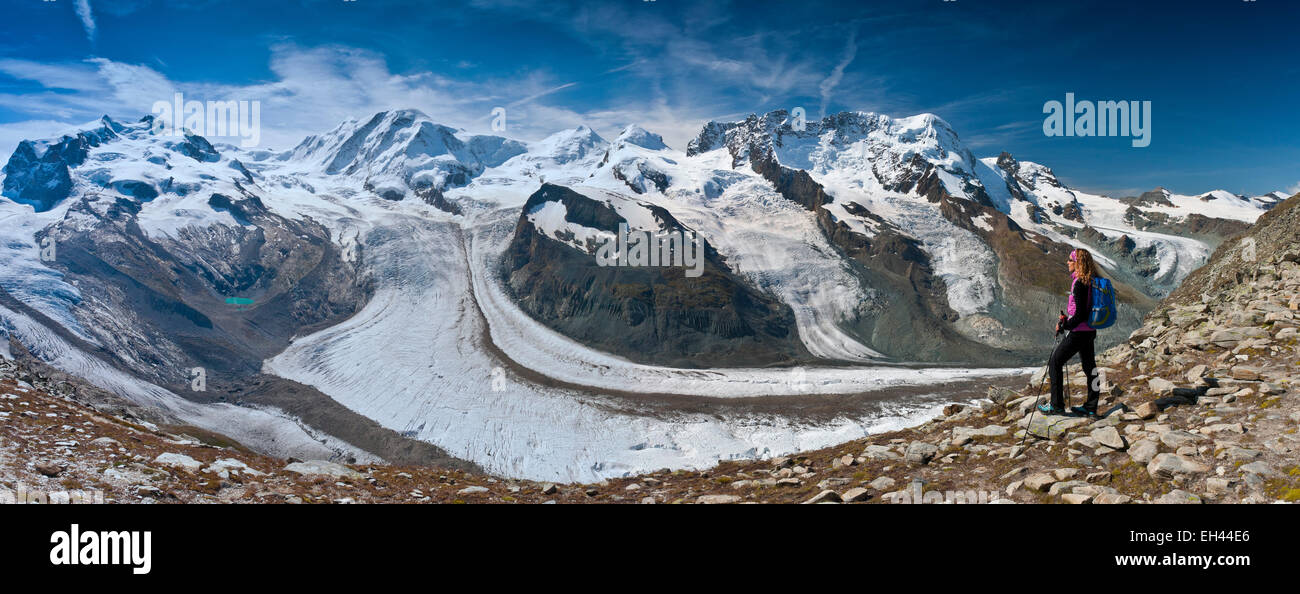 Schweiz, Kanton Wallis, Zermatt, Monte Rosa (4634m) und den Gornergrat-Gletscher, Frau Betrachtung der Landschaft (Herr A01) Stockfoto