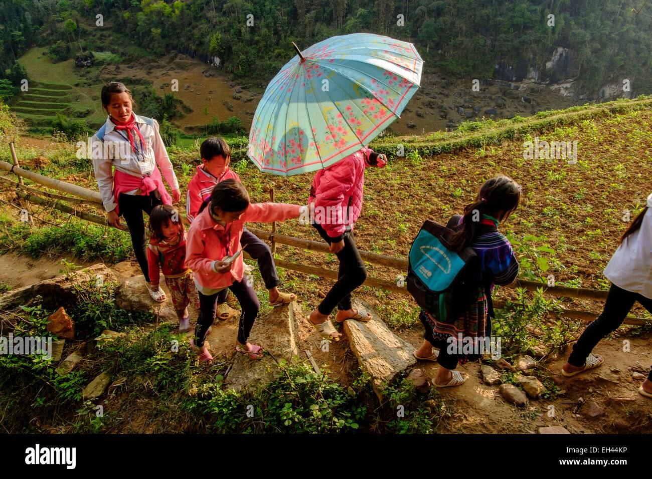 Vietnam, Lao Cai Provinz, Bac Ha, Hmong ethnische Gruppe, Schüler von der Schule zurück Stockfoto